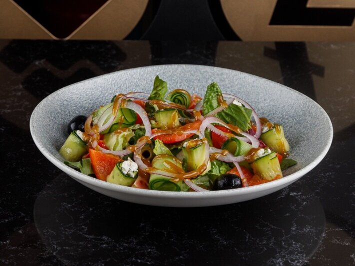 Салат «Греческий» с рулетиками из цукини