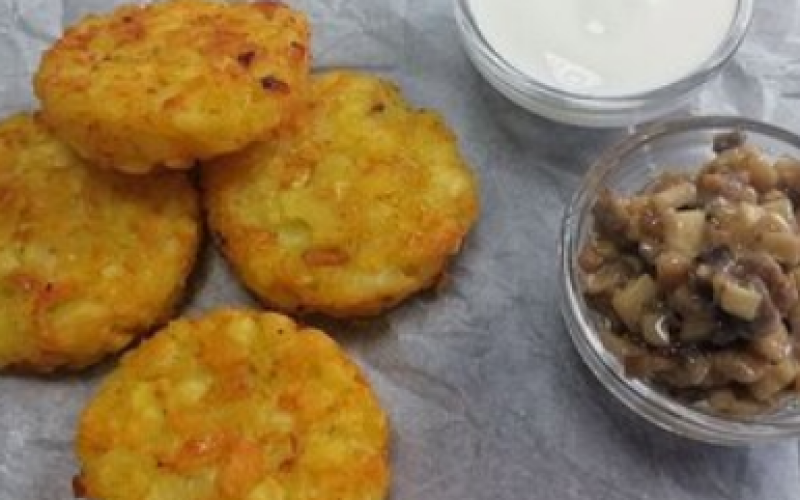 Картофельные котлеты с тартаром из шампиньонов со сметаной