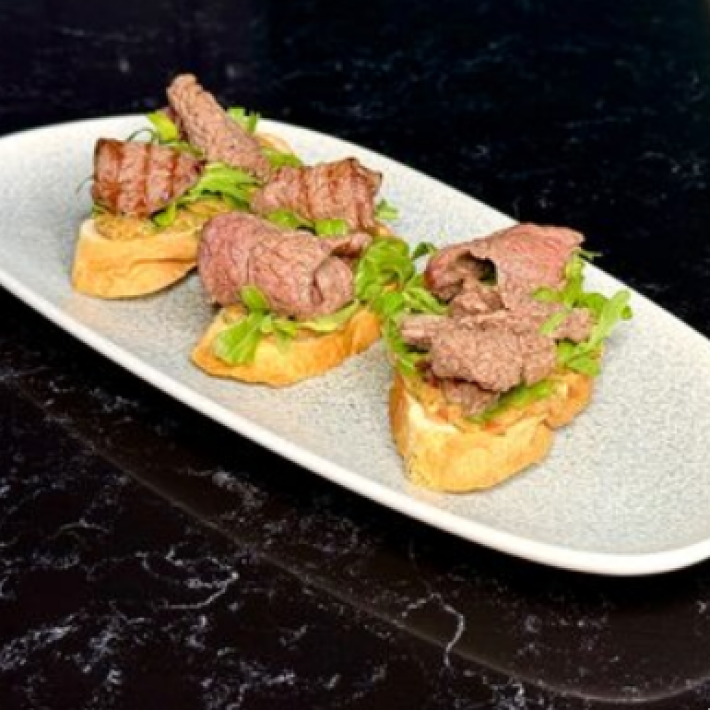 Брускетты с говядиной