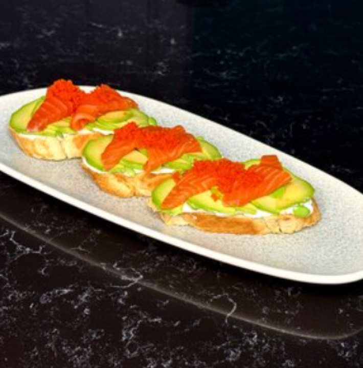 Брускетты с лососем