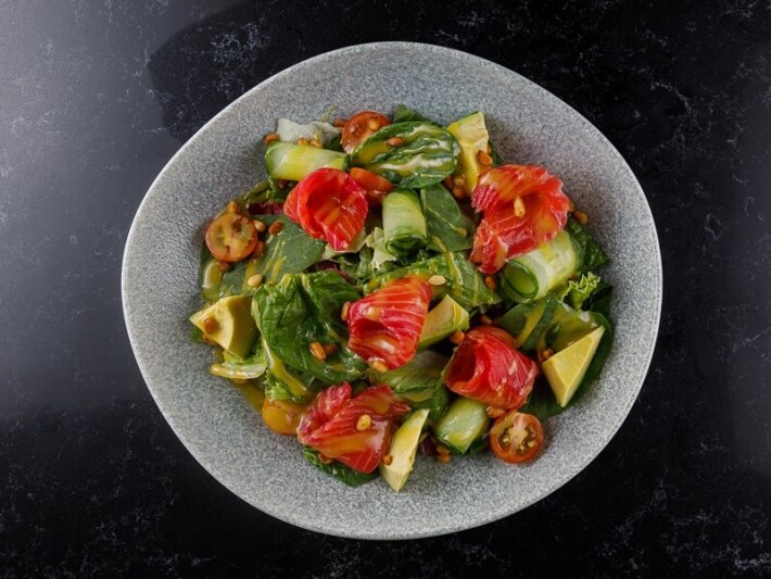 Салат с лососем, авокадо и руколой