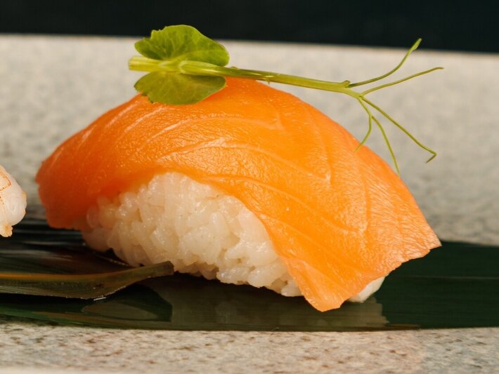 Нигири с лососем