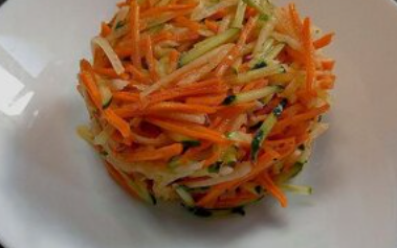 Салат из дайкона, моркови и огурца с заправкой