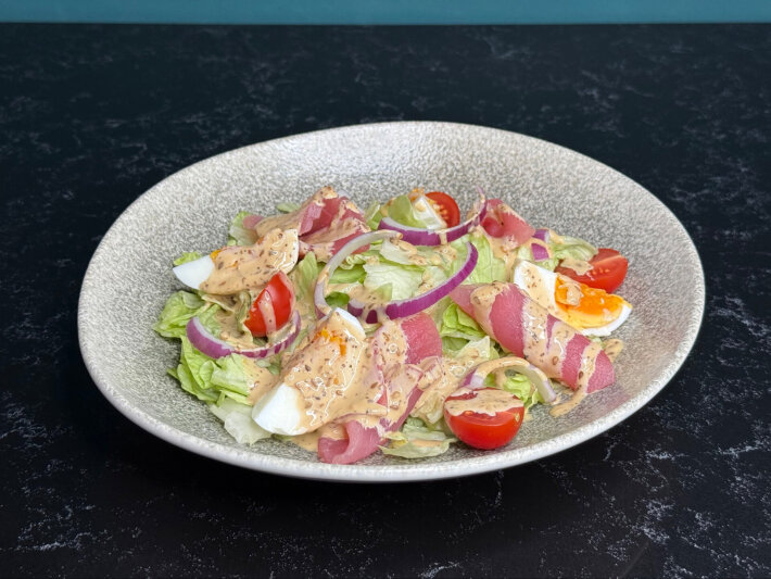 Салат с тунцом, яйцом и помидорами черри