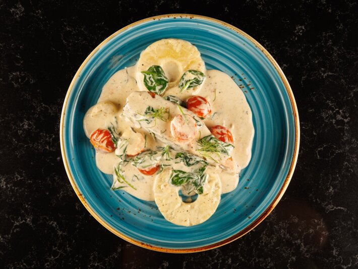 Стейк из лосося с запеченным ананасом и шпинатом