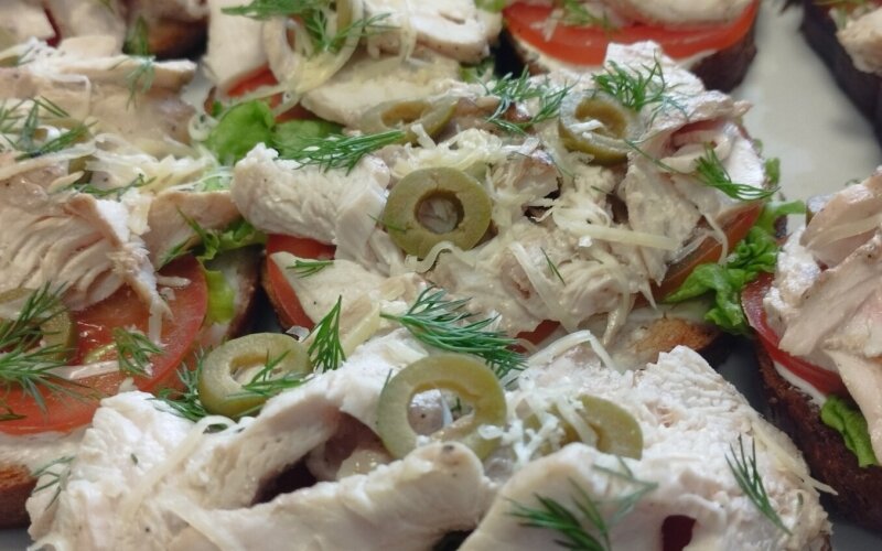 Брускетты с мясом птицы