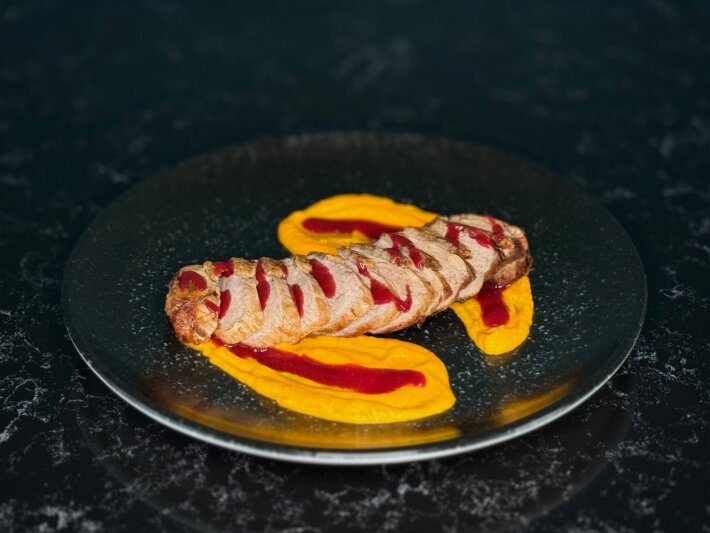 Утиная грудка с морковным пюре и ягодным конфи