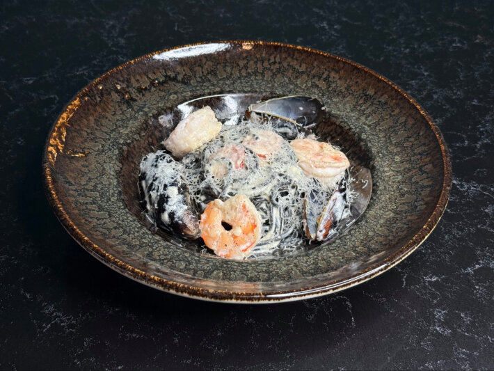 Черные спаггети с креветками и мидиями