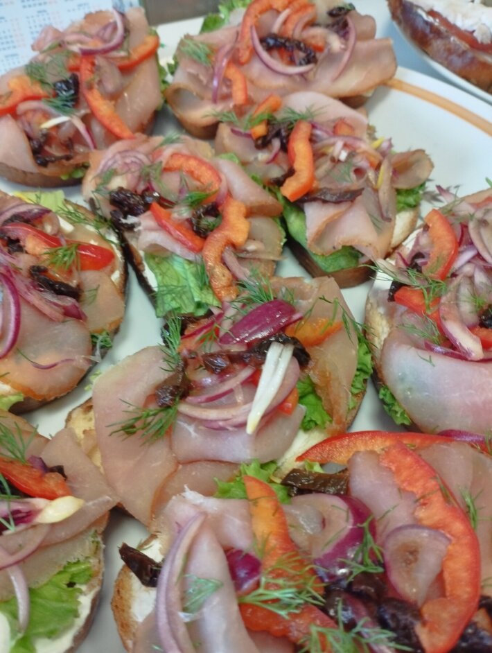 Брускетты с мясными продуктами