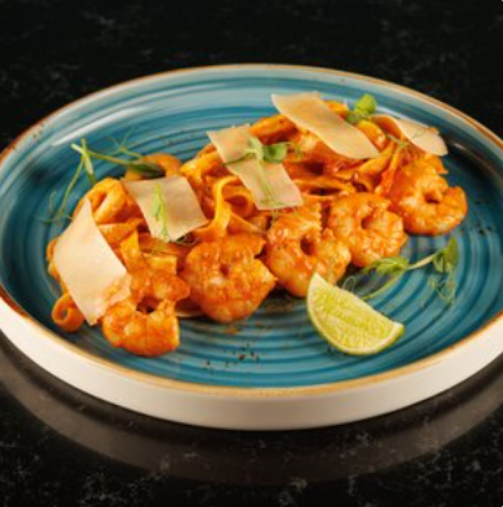 Феттучине с морепродуктами и соусом «Том ям»