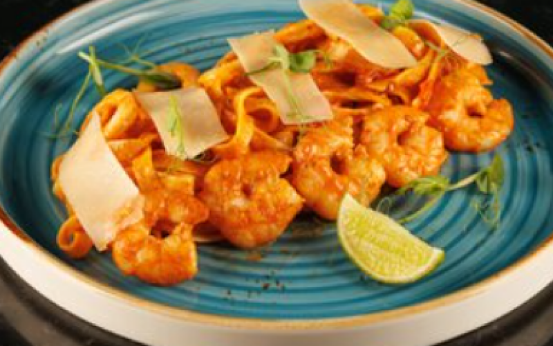 Феттучине с морепродуктами и соусом «Том ям»