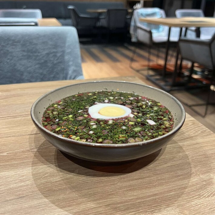 Борщ холодный мясной со сметаной