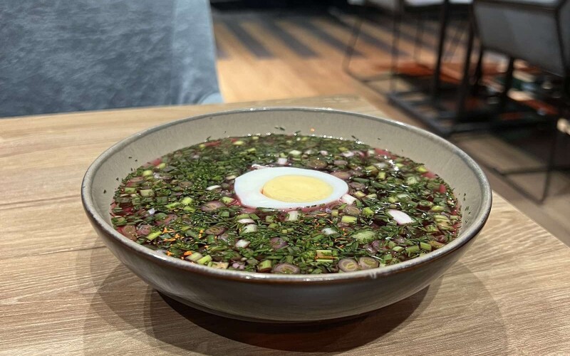 Борщ холодный мясной со сметаной
