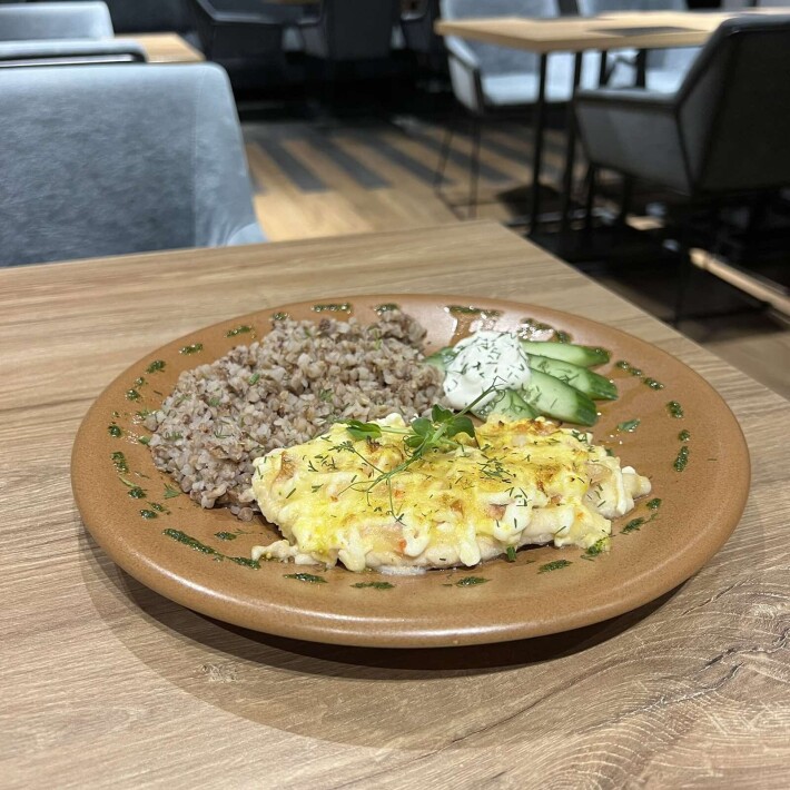 Куриное филе, запеченное с копченой грудинкой и помидорами