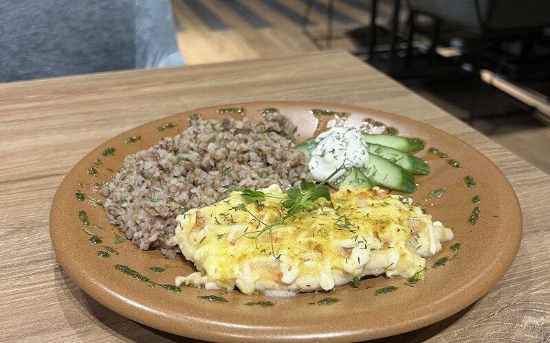 Куриное филе, запеченное с копченой грудинкой и помидорами