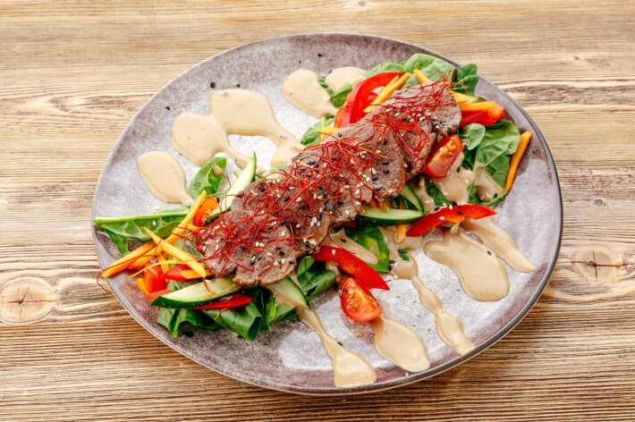 Теплый салат с говядиной