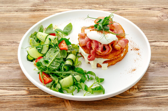 Драники с беконом и яйцом-пашот