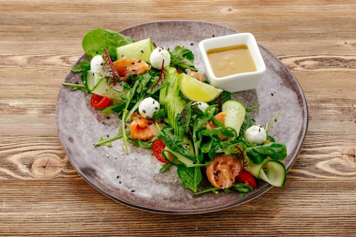 Салат с авокадо и лососем