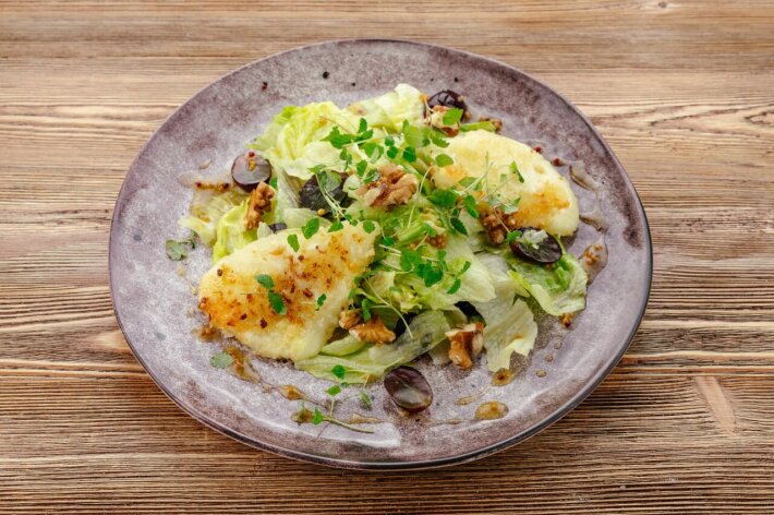 Салат с жареным сыром «Сулугуни»