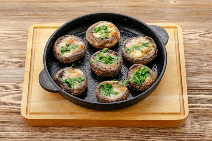 Шампиньоны, запеченные в кеци