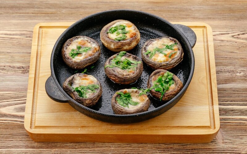 Шампиньоны, запеченные в кеци