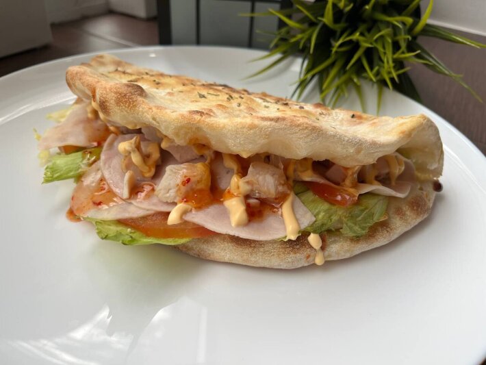 Пита с ветчиной и курицей
