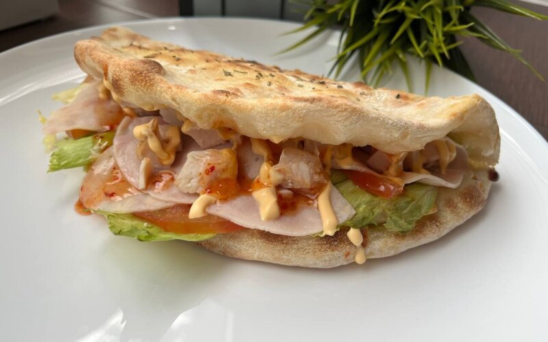 Пита с ветчиной и курицей