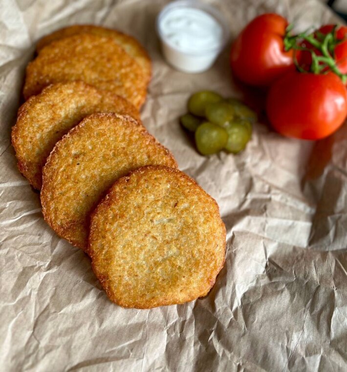 Картофельные драники со сметаной