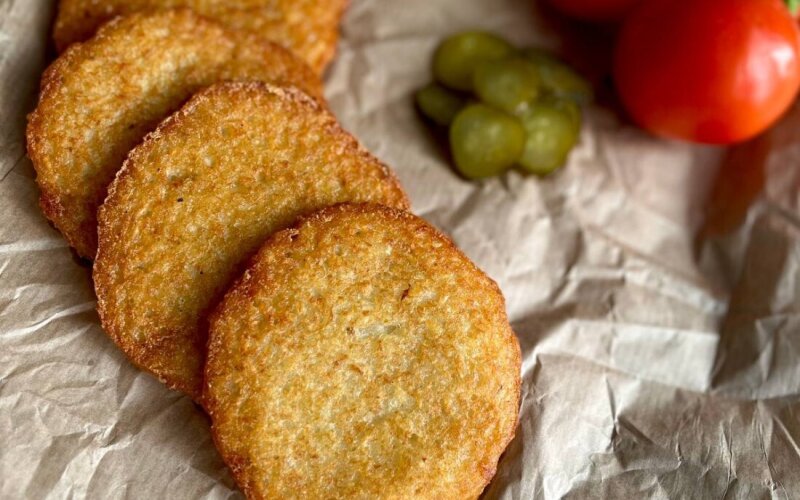 Картофельные драники со сметаной