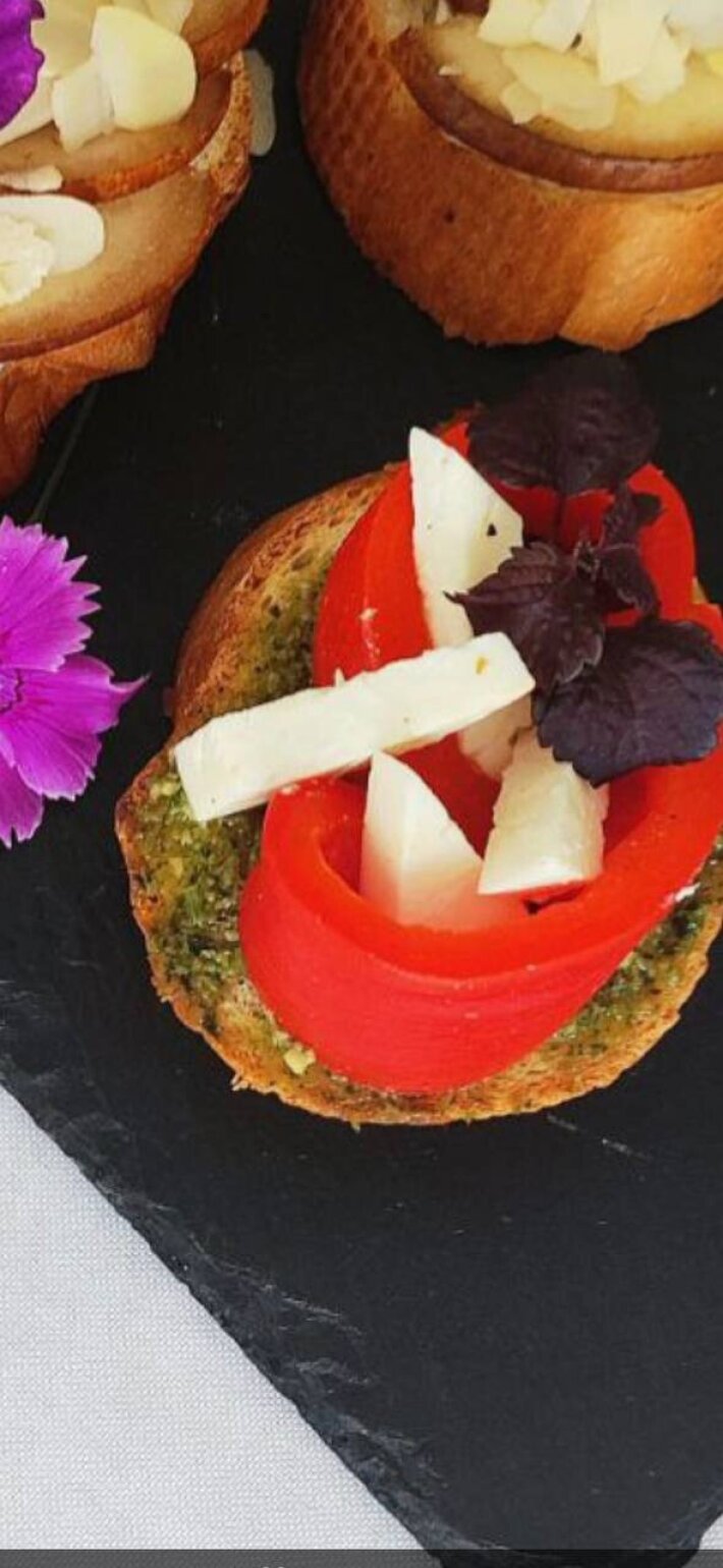 Брускетта с печеным перцем и брынзой