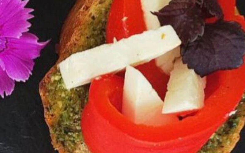 Брускетта с печеным перцем и брынзой