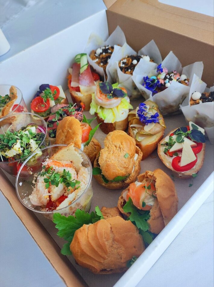 Салат «Цезарь с тигровой креветкой» мини