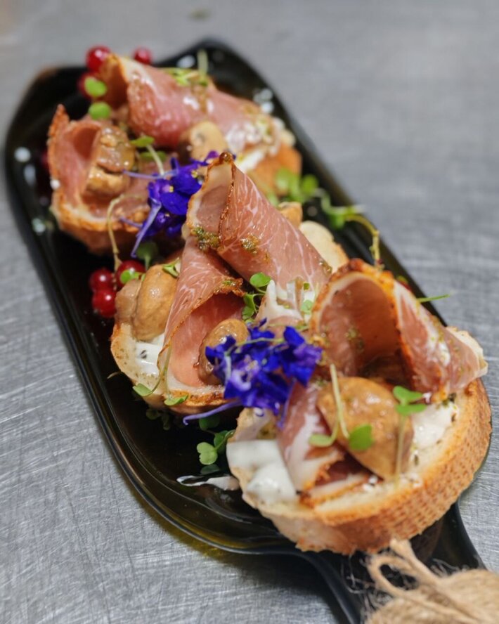 Брускетта с пармской ветчиной