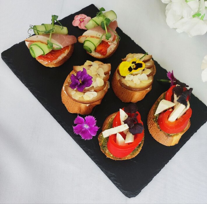 Брускетта с печеной грушей и сыром «Бри»