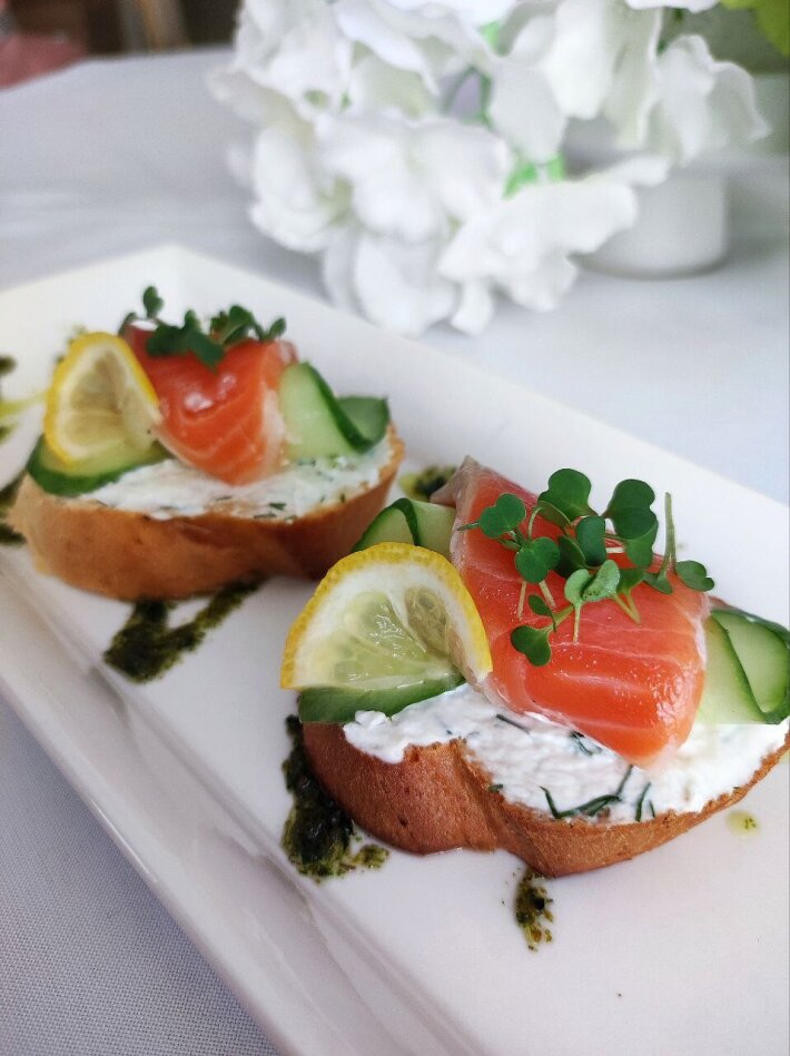 Брускетта с лососем