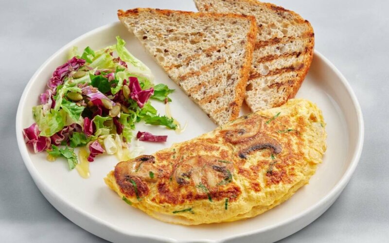 Омлет с моцареллой и шампиньонами
