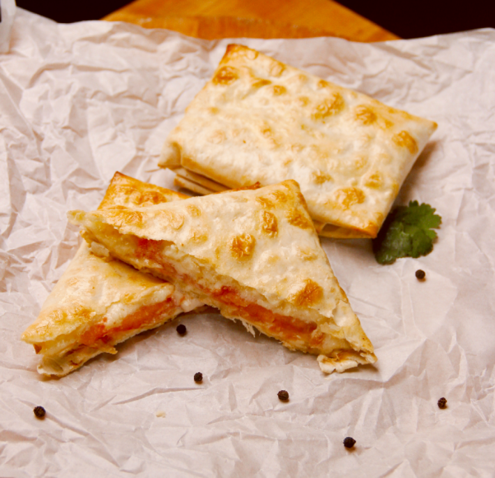 Сулугуни, запеченный в лаваше