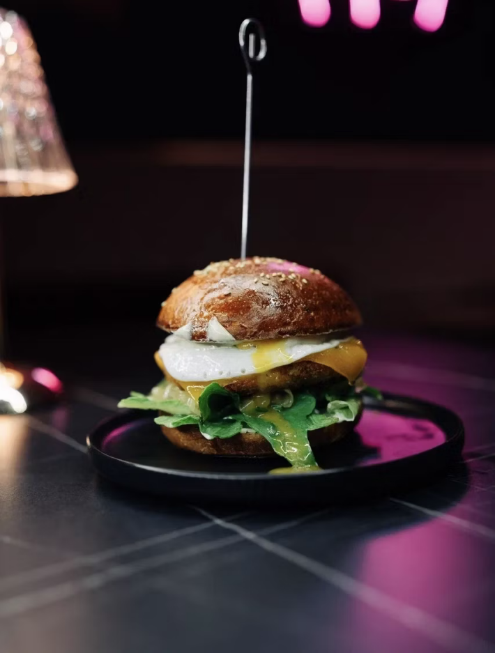 Бургер с цыплёнком и яйцом
