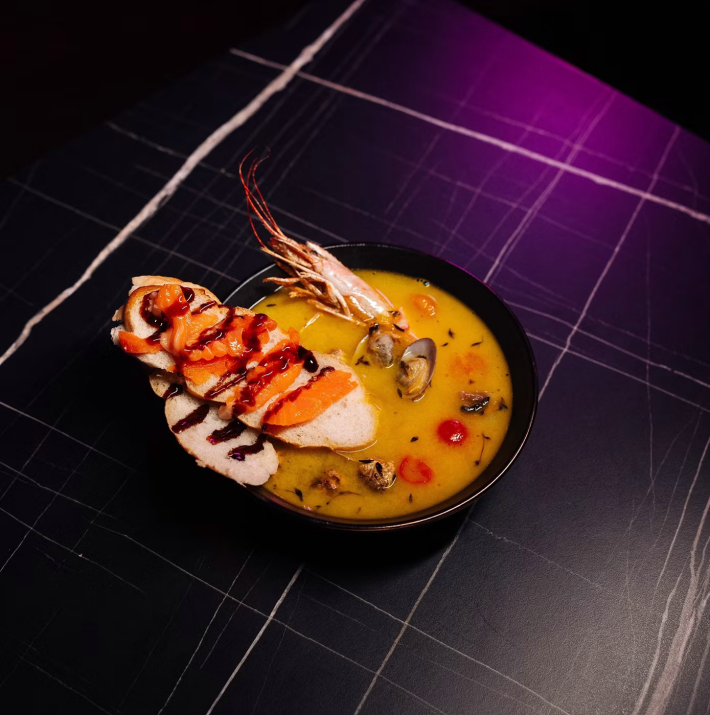 Буйабес на винном бульоне с моллюском и лангустином