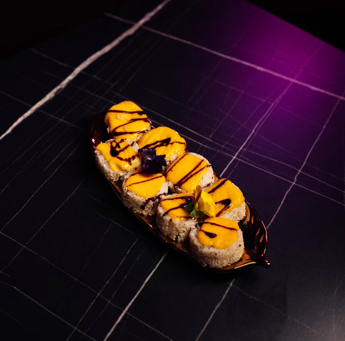 Запечённый ролл с курицей и помидором