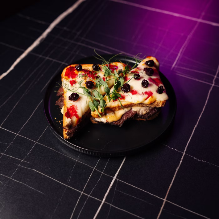 Крок Мон-Шер с ростбифом и свининой в винном соусе