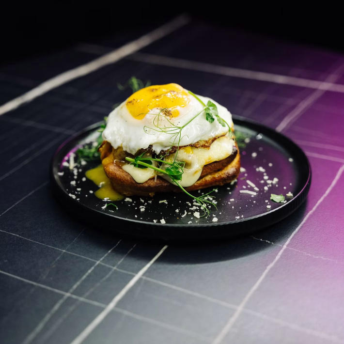 Волован с рваниной, беконом и глазуньей