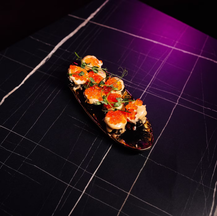 Запечённый ролл с лососем и икрой