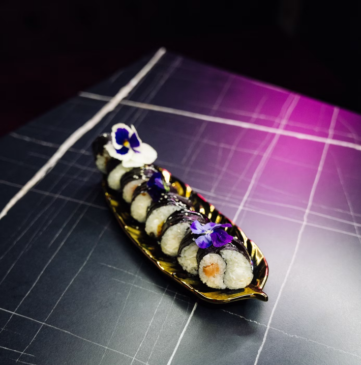 Ролл «Маки инь и янь» с лососем и сыром