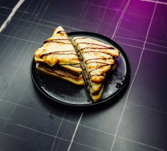 Крок Мон-Шер с ветчиной и грибами в соусе «Бешамель»