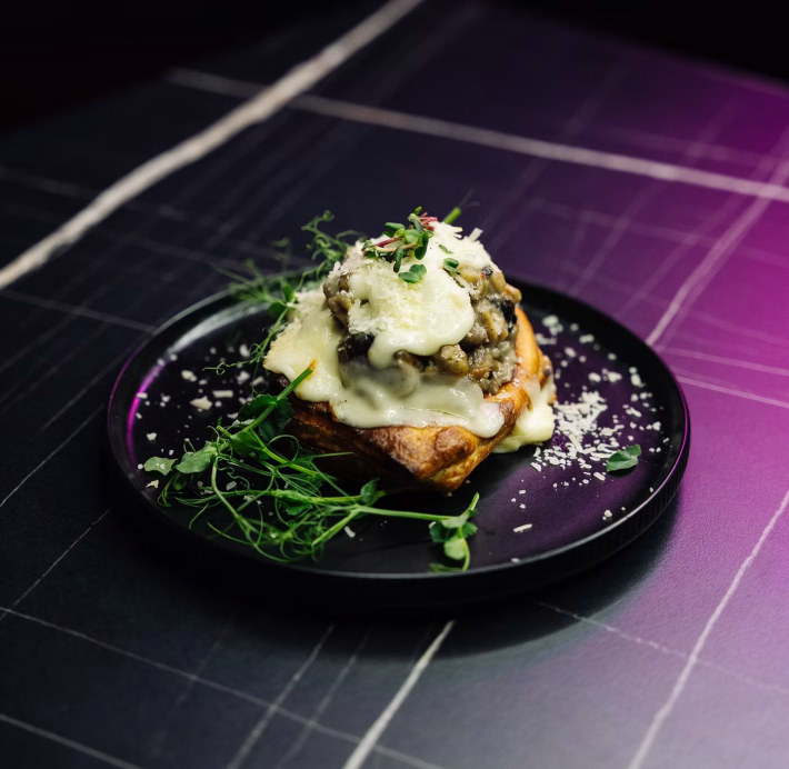 Волован с курицей, грибами и чесноком