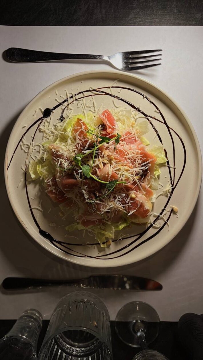 Салат с прошутто и кедровыми орехами