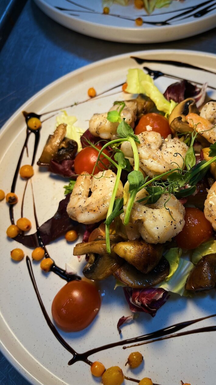 Салат с креветкой - гриль и моцареллой