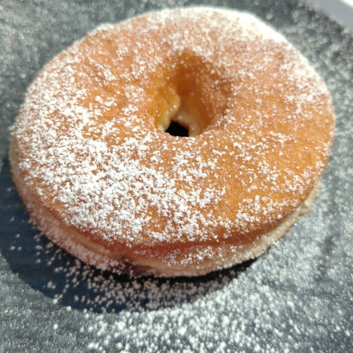 Донат в сахарной посыпке