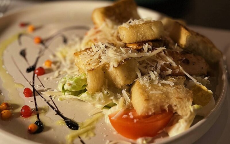 Салат с цыпленком и соусом «Цезарь»